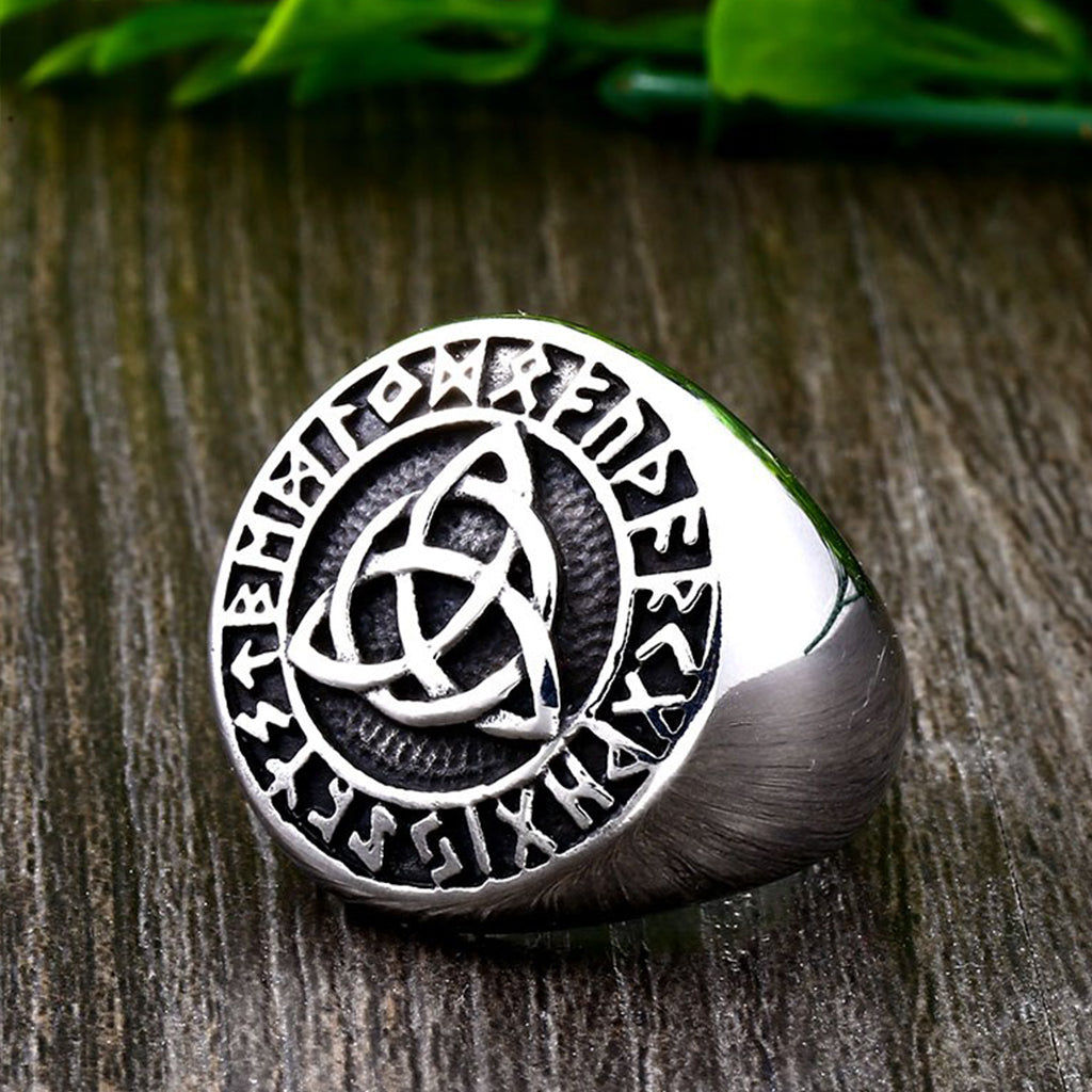 Vikingatida ring med triquetra och runor på framstycket