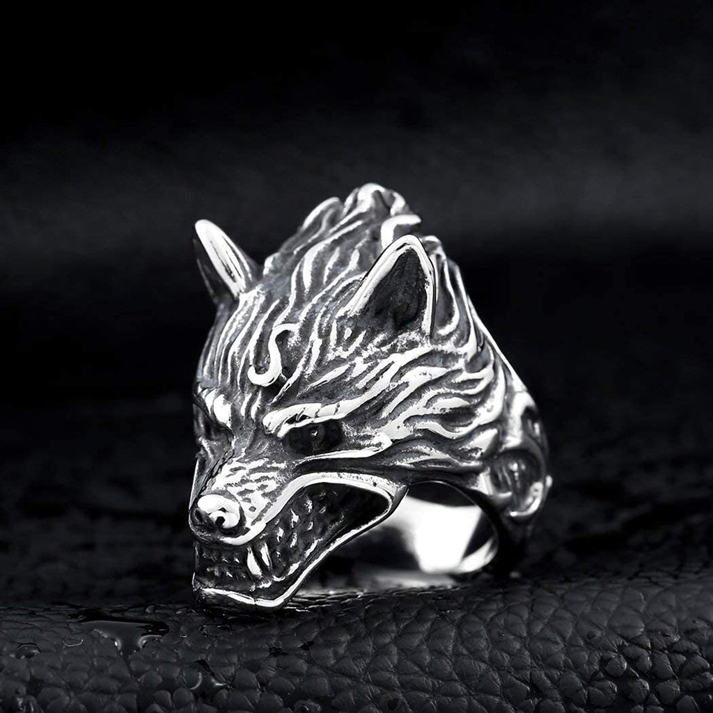 Vikingatida ring i stål med vargmotiv