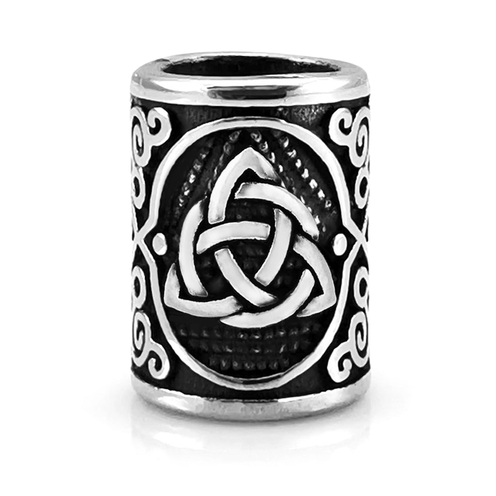 Silverfärgat viking skäggsmycke graverat med inringad triquetra