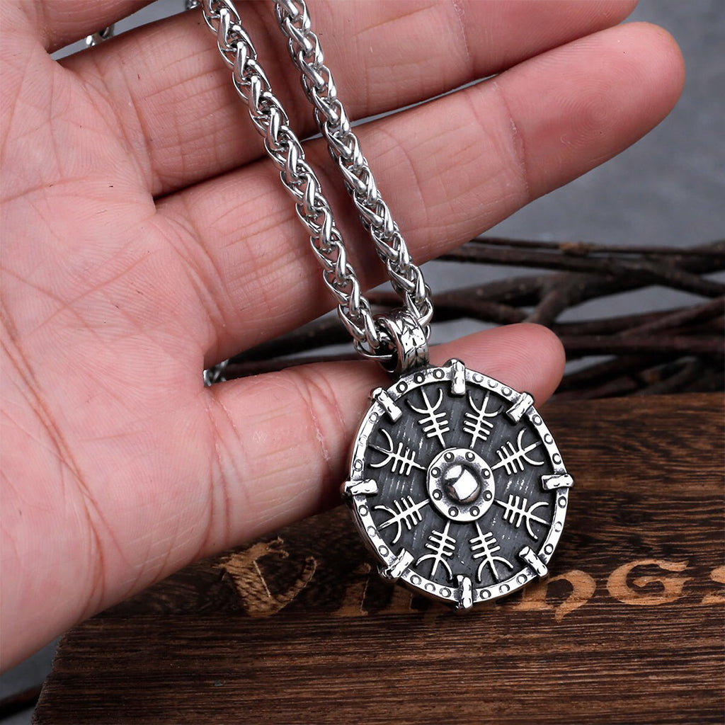 Vikingatida halsband med hängsmycke föreställande en rund sköld