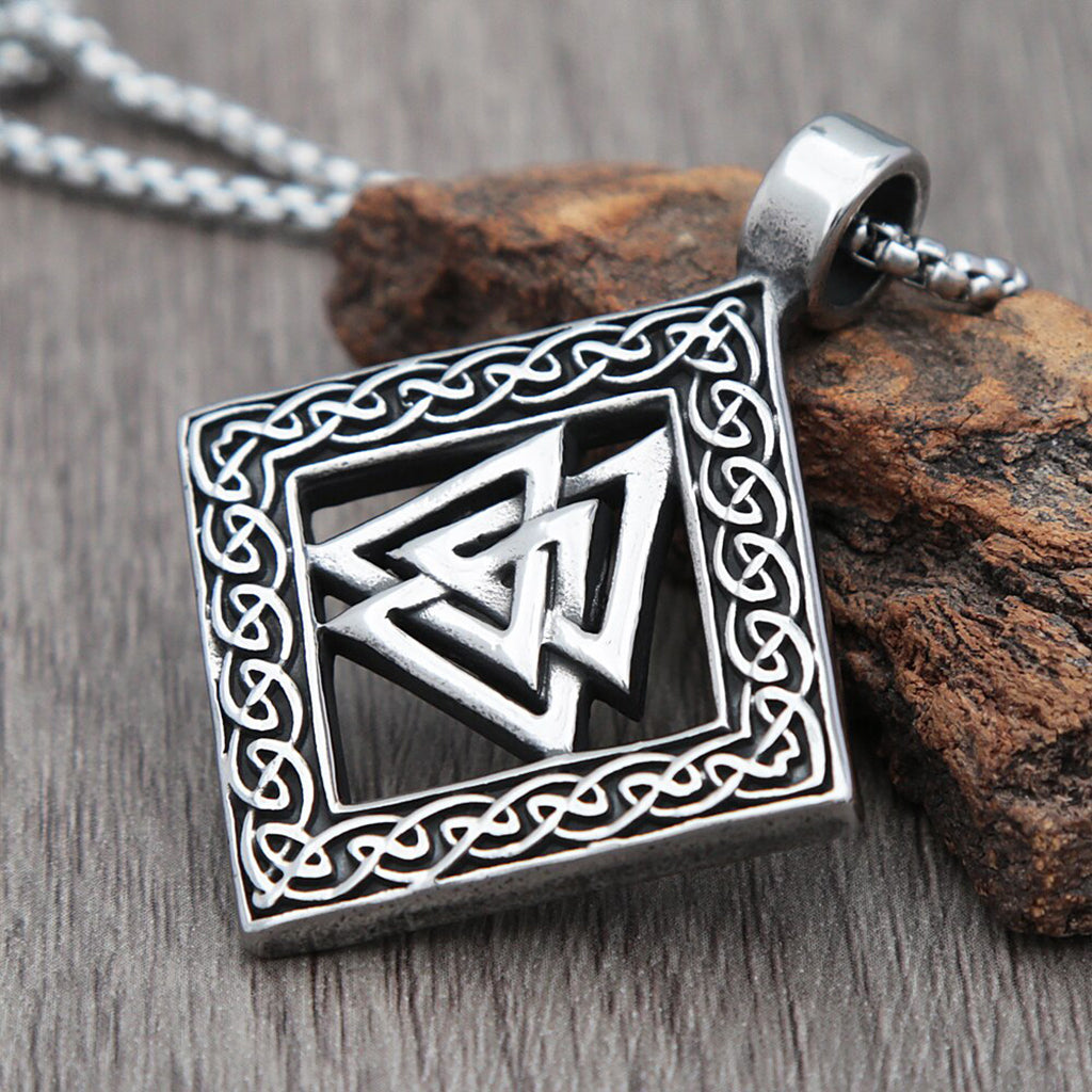 Vikingasmycke med hednisk symbol bestående av tre stycken trianglar