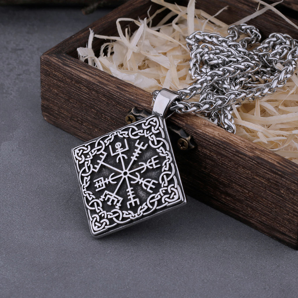 Halskedja och hängsmycke med den isländska symbolen vegvisir