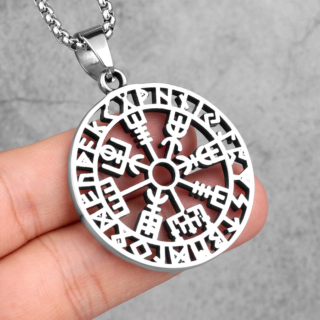Cirkelformat vikingahalsband i rostfritt stål med vegvisir och utskurna runor