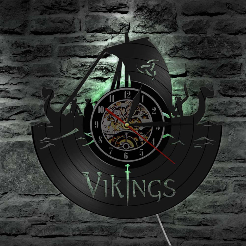 Tystgående väggur med motiv inspirerat av vikingatiden