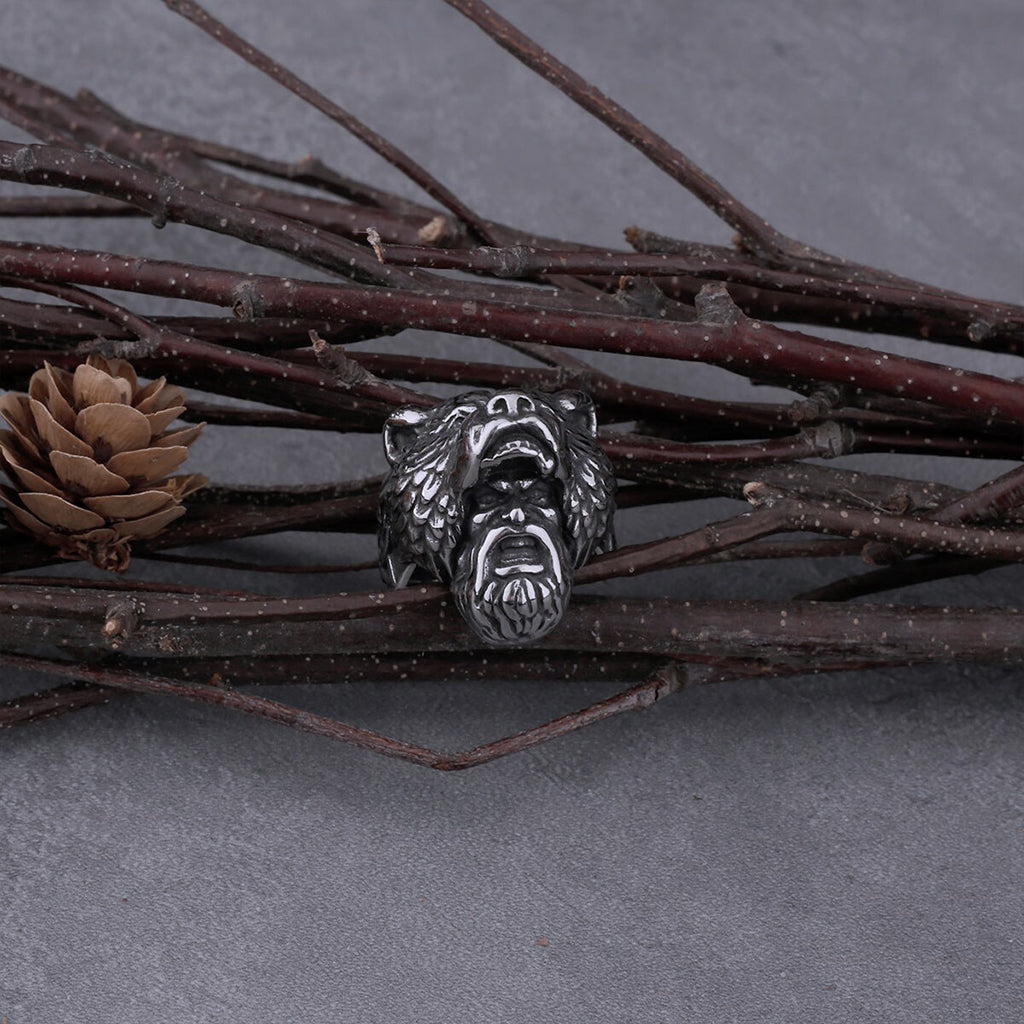 Vikingatida ring i stål med bärsärk framtill