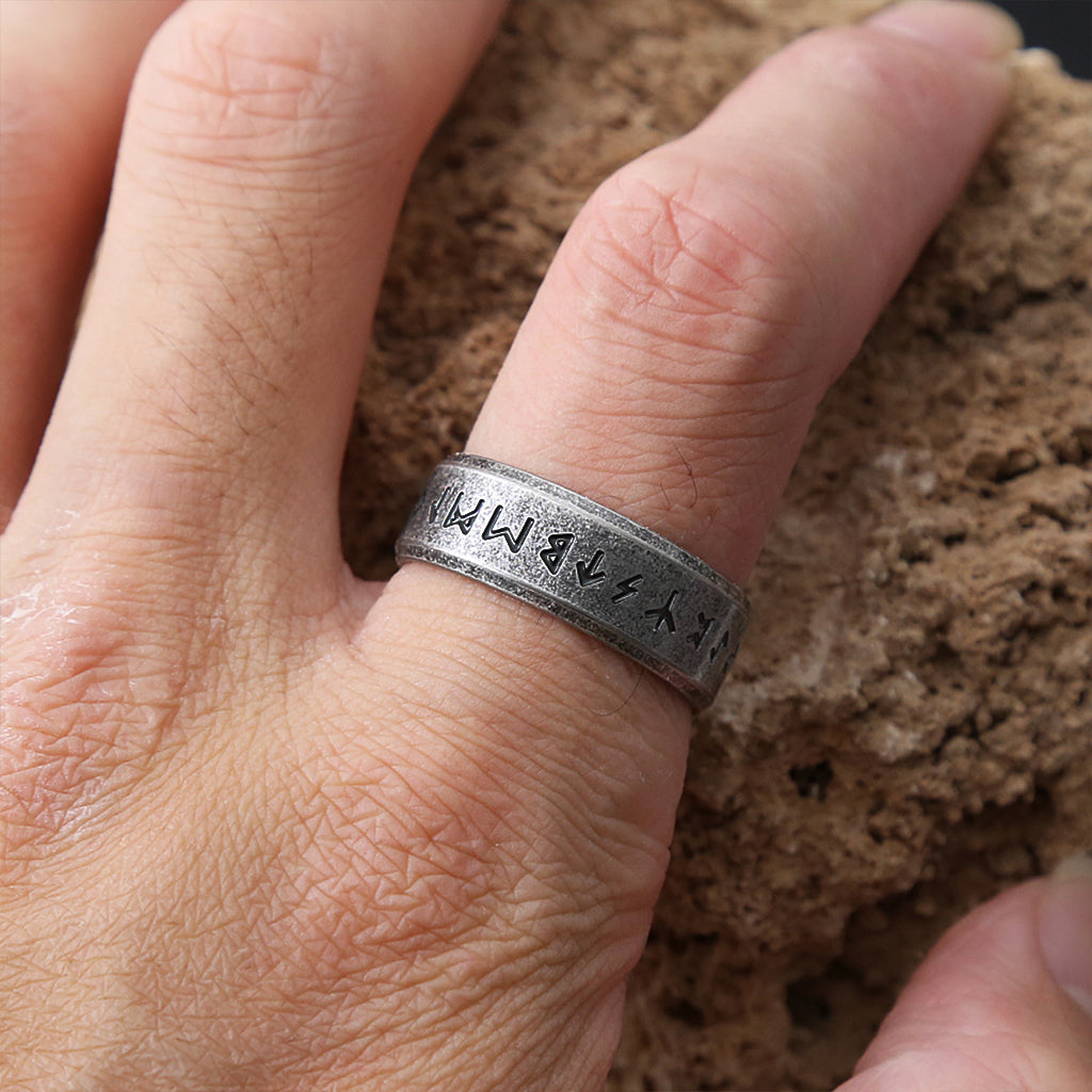 Smal ring i rostfritt stål med ristade runor