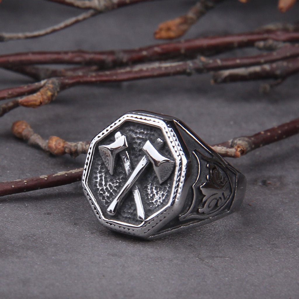 Vikingatida ring med korsade skäggyxor på klacken