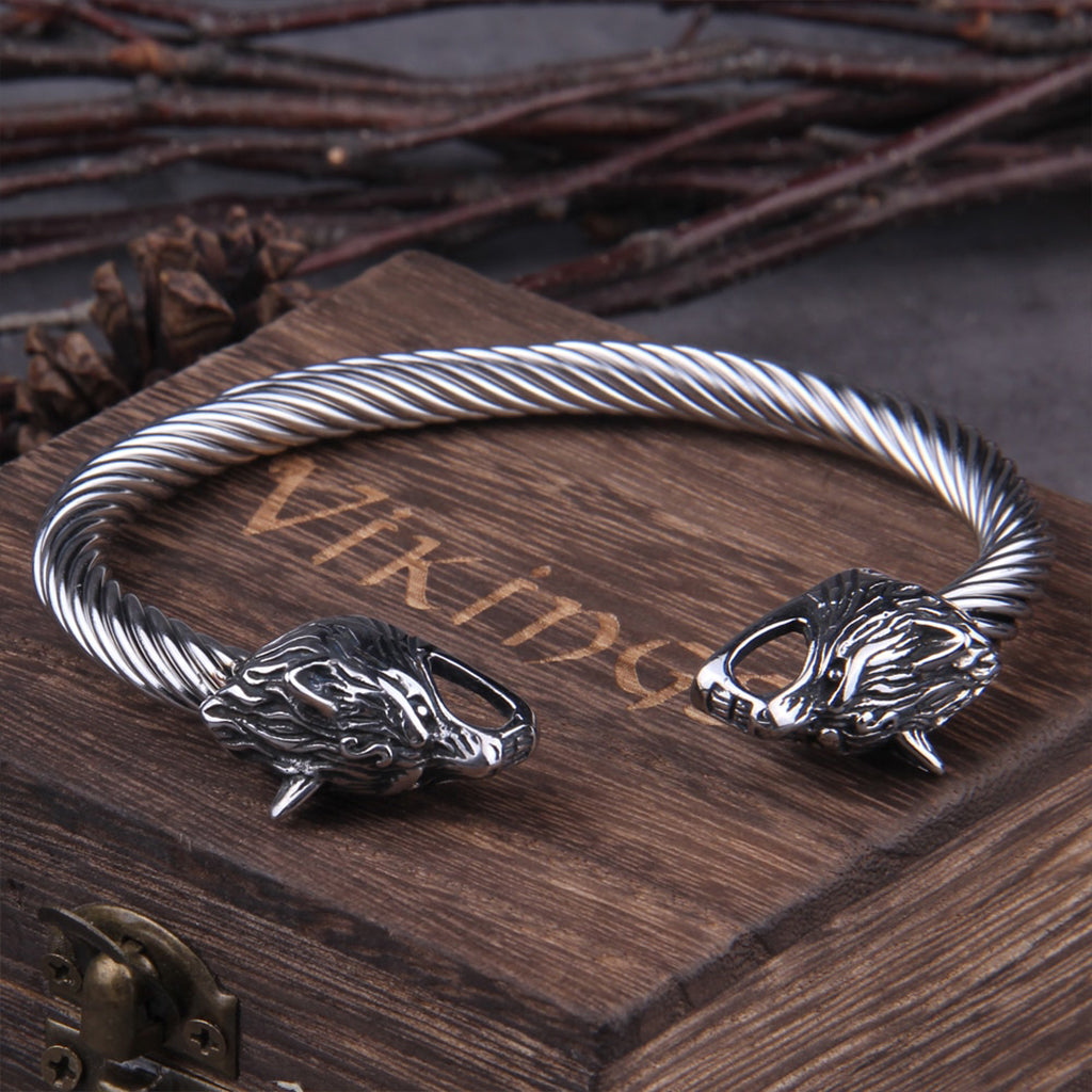 Fornnordisk armring i stål med vridet kabelband