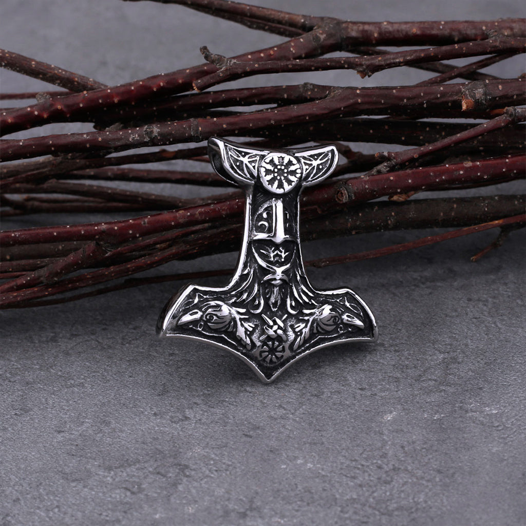 Hammarformat vikingasmycke tillverkat i metall