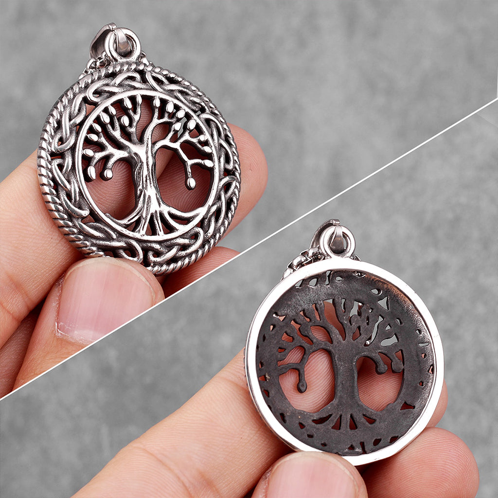 Utskuren amulett med världsträdet i den fornnordiska mytologin