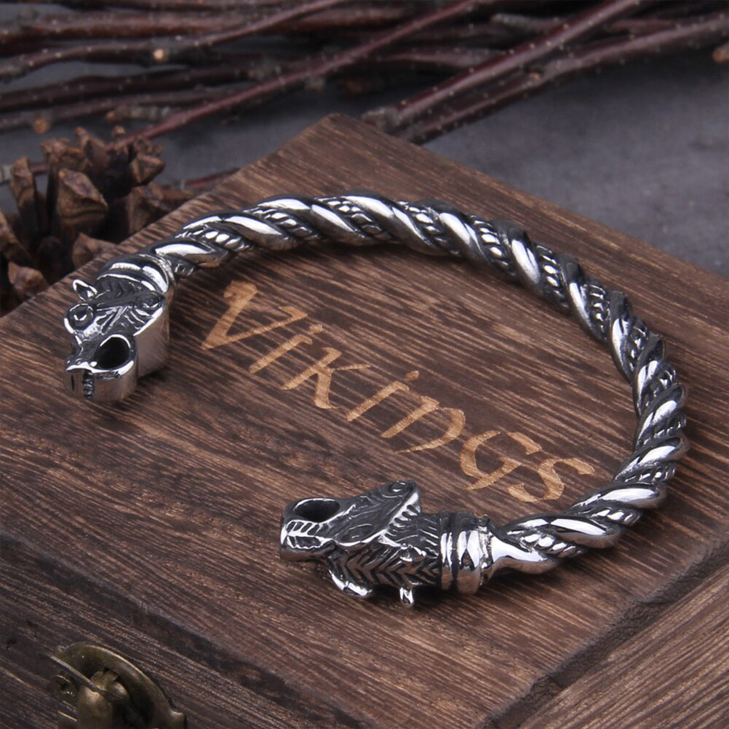 Vikingatida manschettarmband med vargdesign