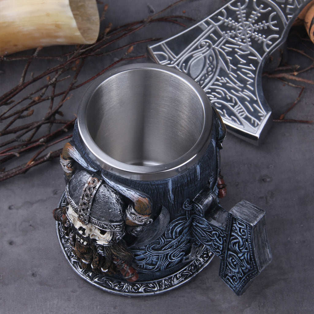 Vikingatida ölstop med motiv av dödskalle och Mjölner
