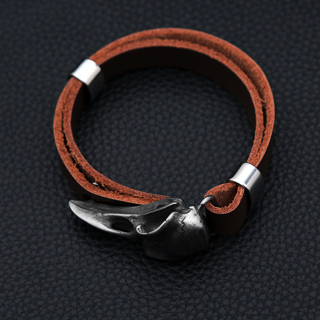 Brunt vintage vikinga armband i skinn med sprucken dödskalle från kråkfågel