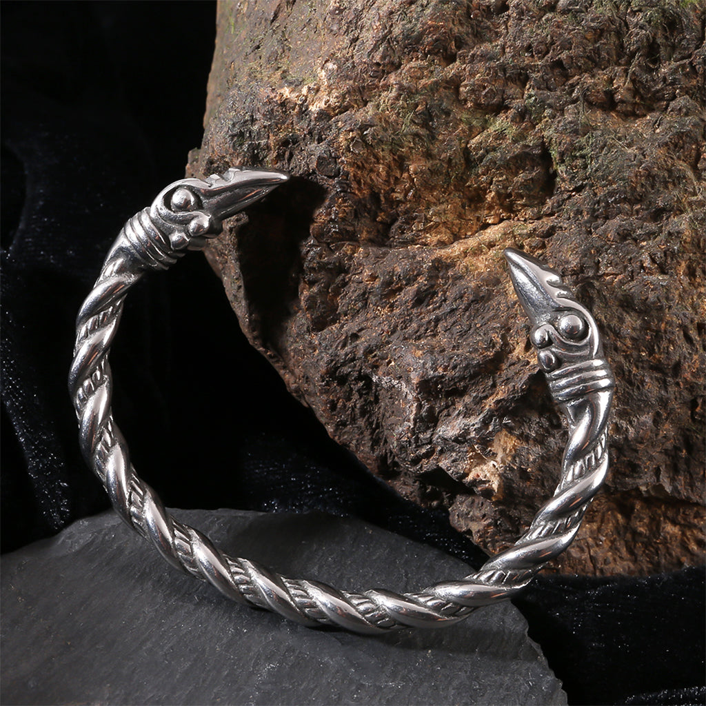 Vikingatida armring i sterlingsilver med fågelhuvuden i spetsarna