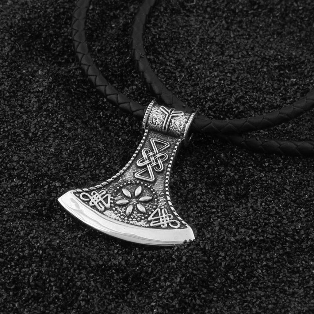 Hängsmycke i äkta silver som föreställer ett vikingatida yxhuvud