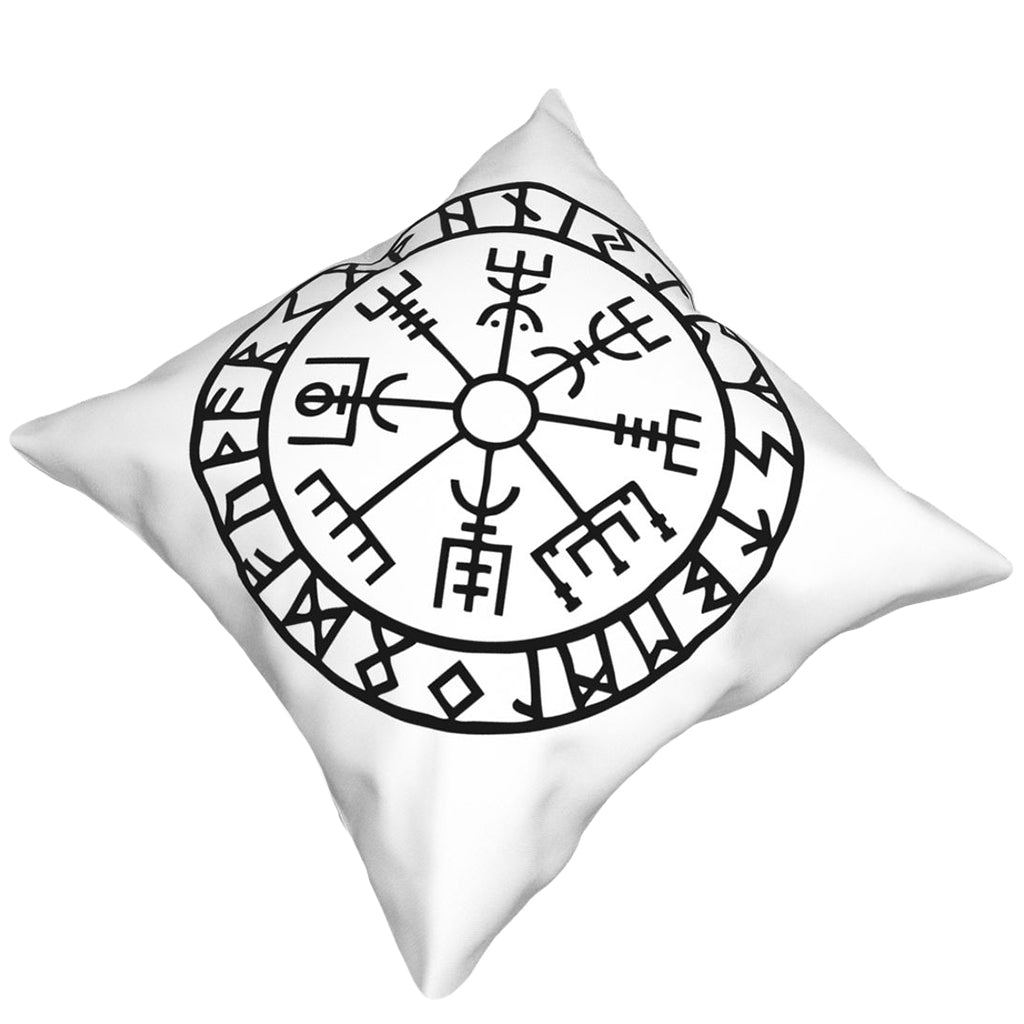 Vitt kuddöverdrag med textiltryck av vegvisir med ring av runskrift runt symbolen