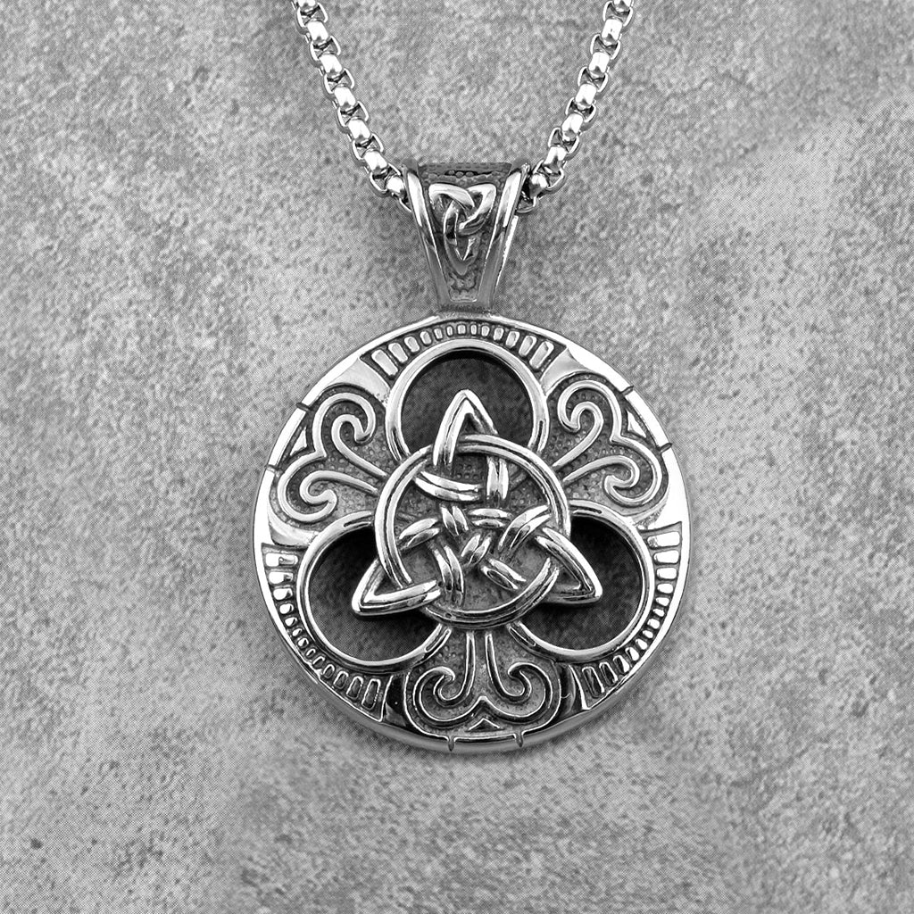 Stålfärgad amulett med triquetra som används inom wicca
