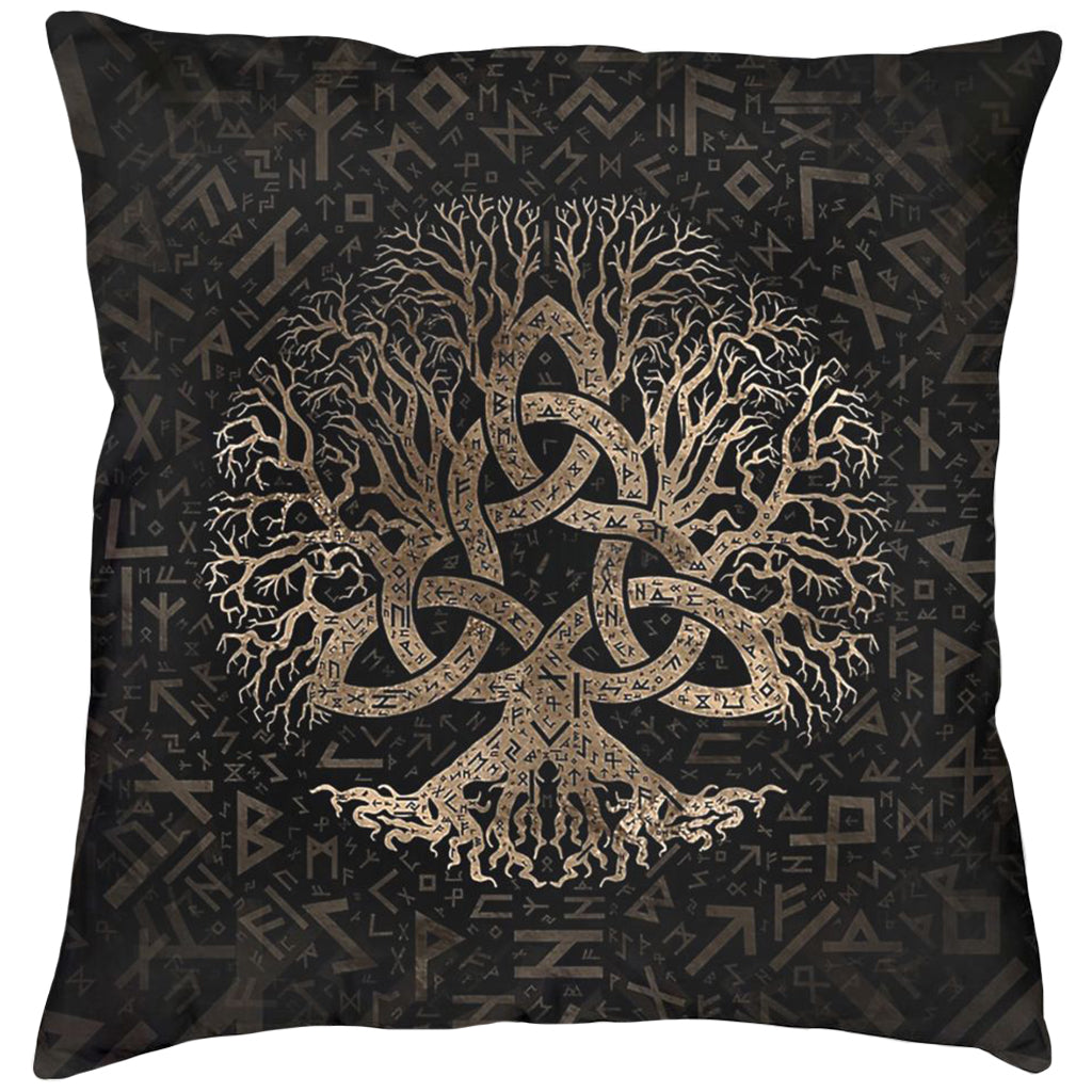 Svart kuddfodral med guldfärgat tryck av Yggdrasil där trädgrenarna är formade som en triquetra