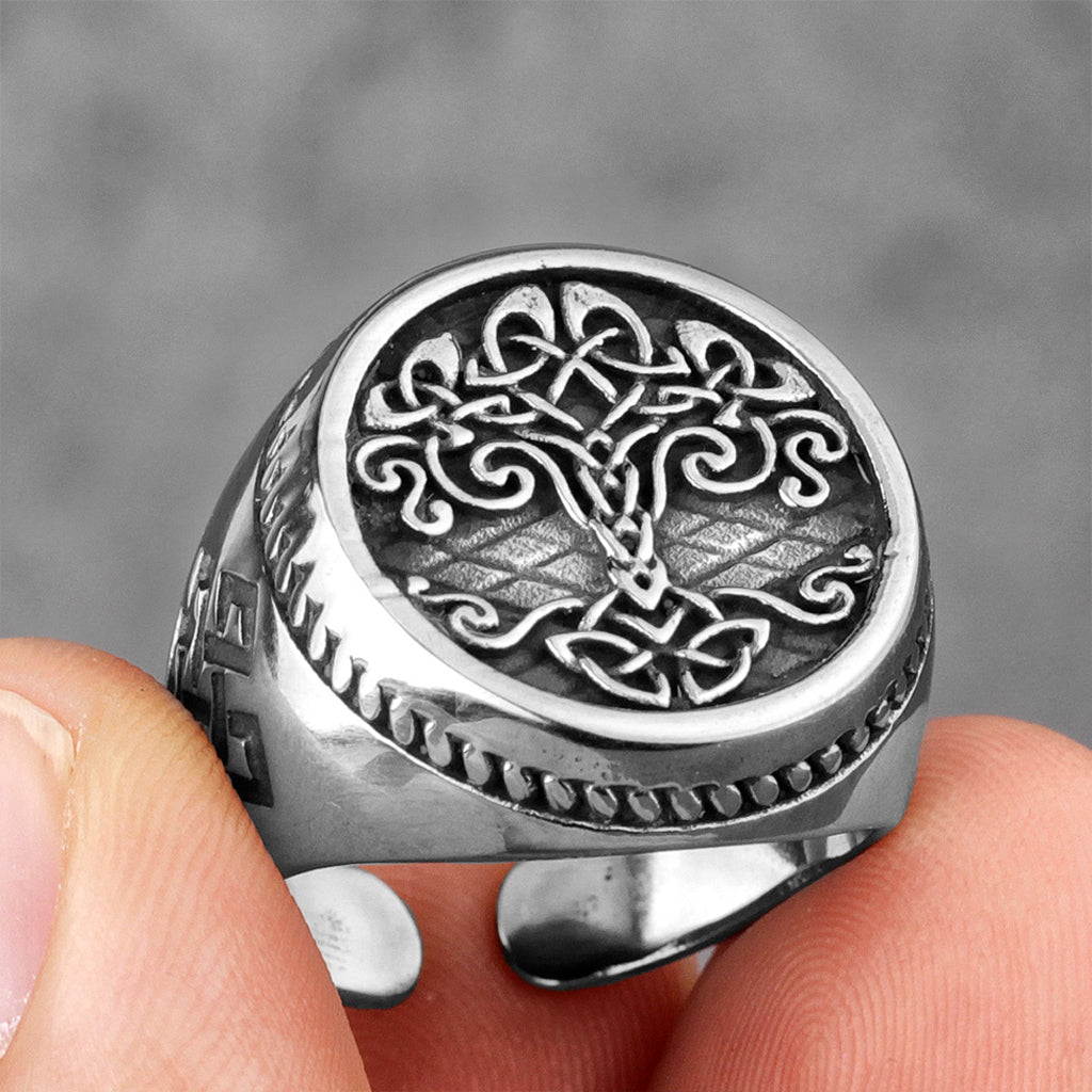 Ring i rostfritt stål med vikingarnas världsträd på klacken