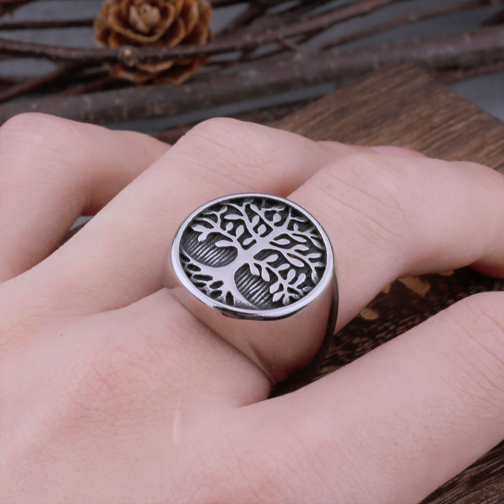 Vikingaring med en illustration av Yggdrasil på den platta ytan framtill