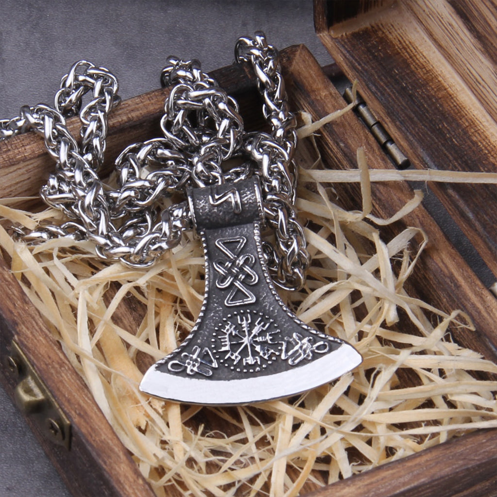 Amulett i form av ett yxblad graverat med vegvisir och runor