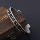 Fornnordiskt cuff-armband med guldbelagda skrivtecken från vikingatiden
