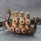 Dekoration i polyresin föreställande ett vikingatida skepp och tre vikingar