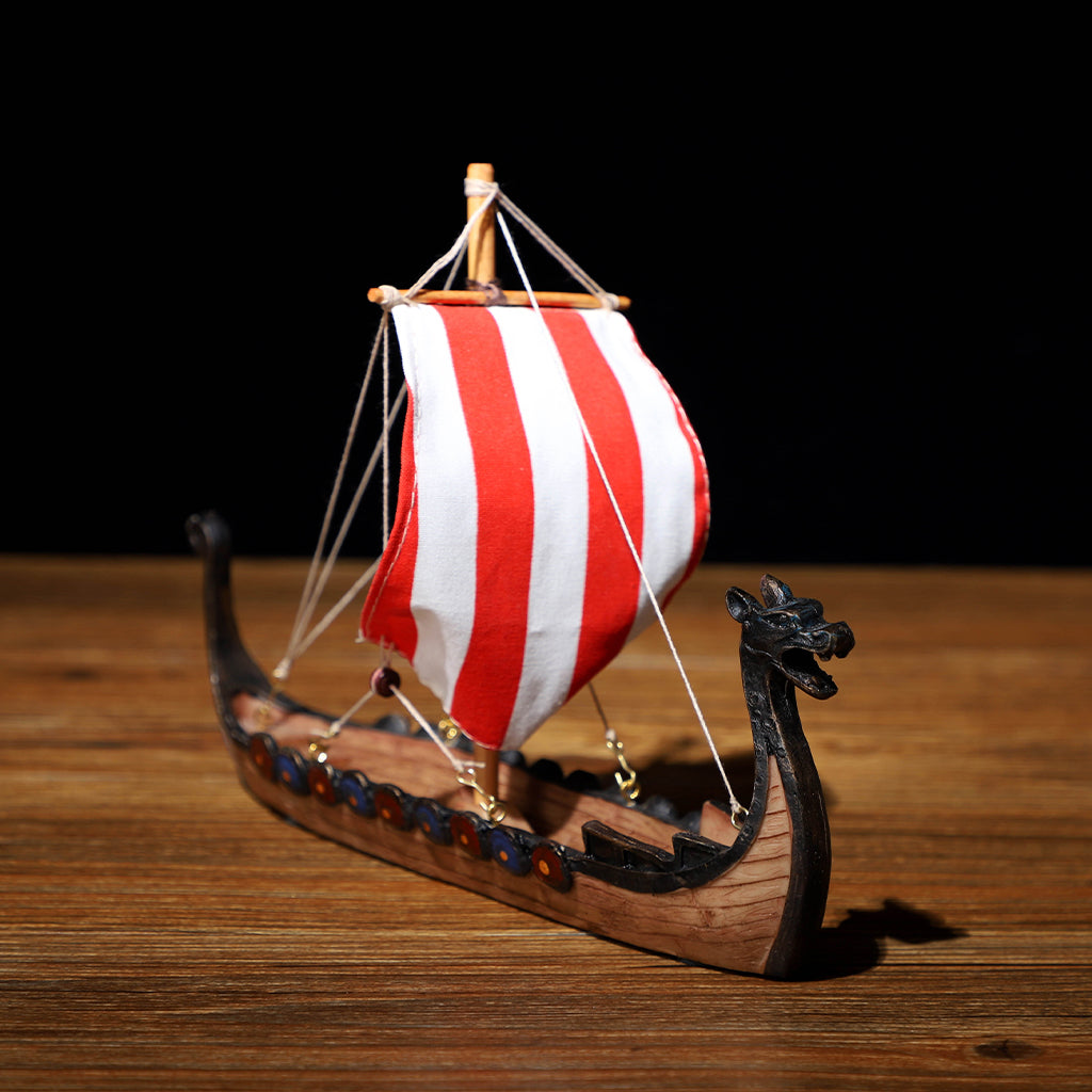 Skeppsmodell avbildande långskepp som seglades av vikingarna