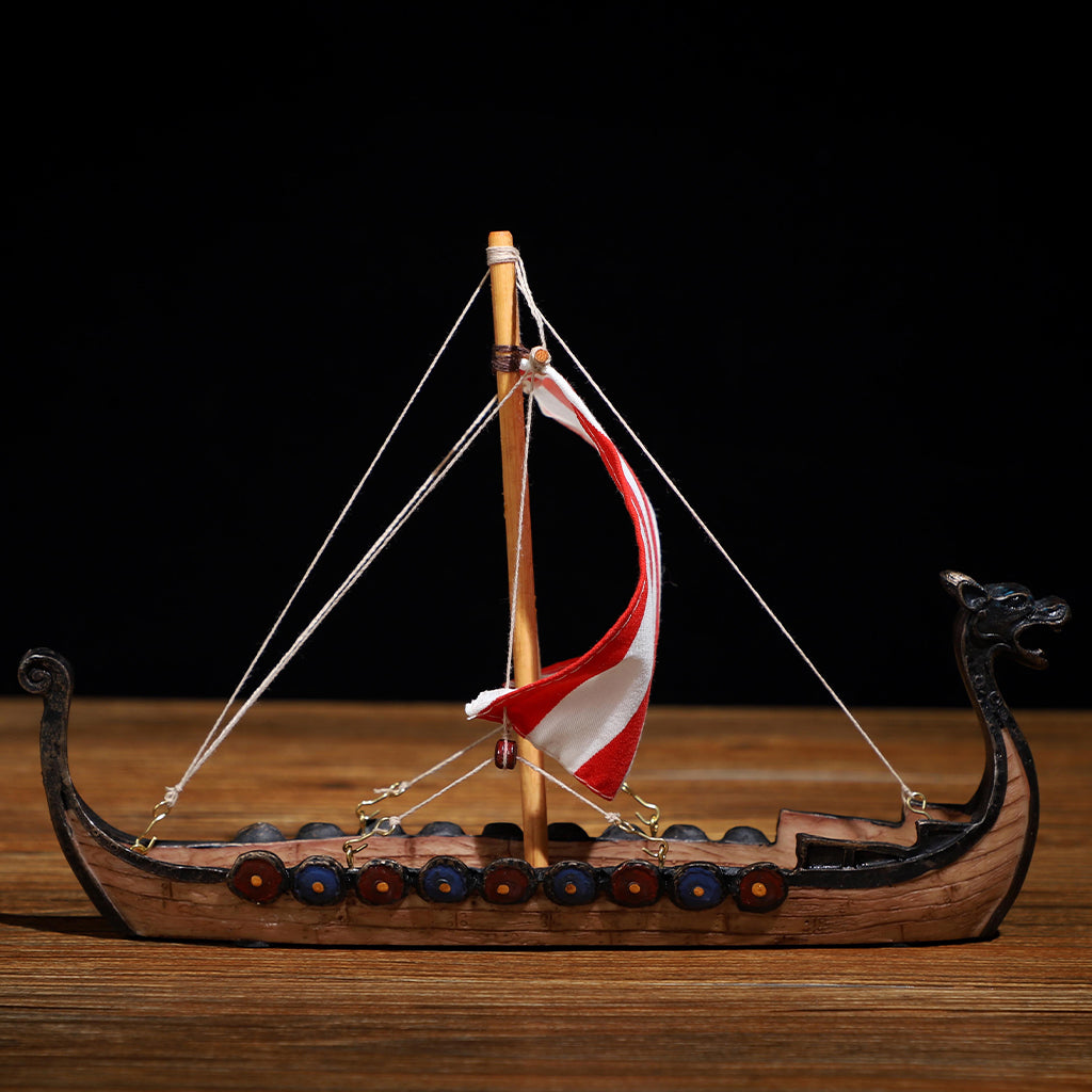 Modellbåt i form av viking skepp med snidat drakhuvud längst fram
