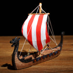 Realistiskt modellskepp föreställande långskepp från vikingatiden