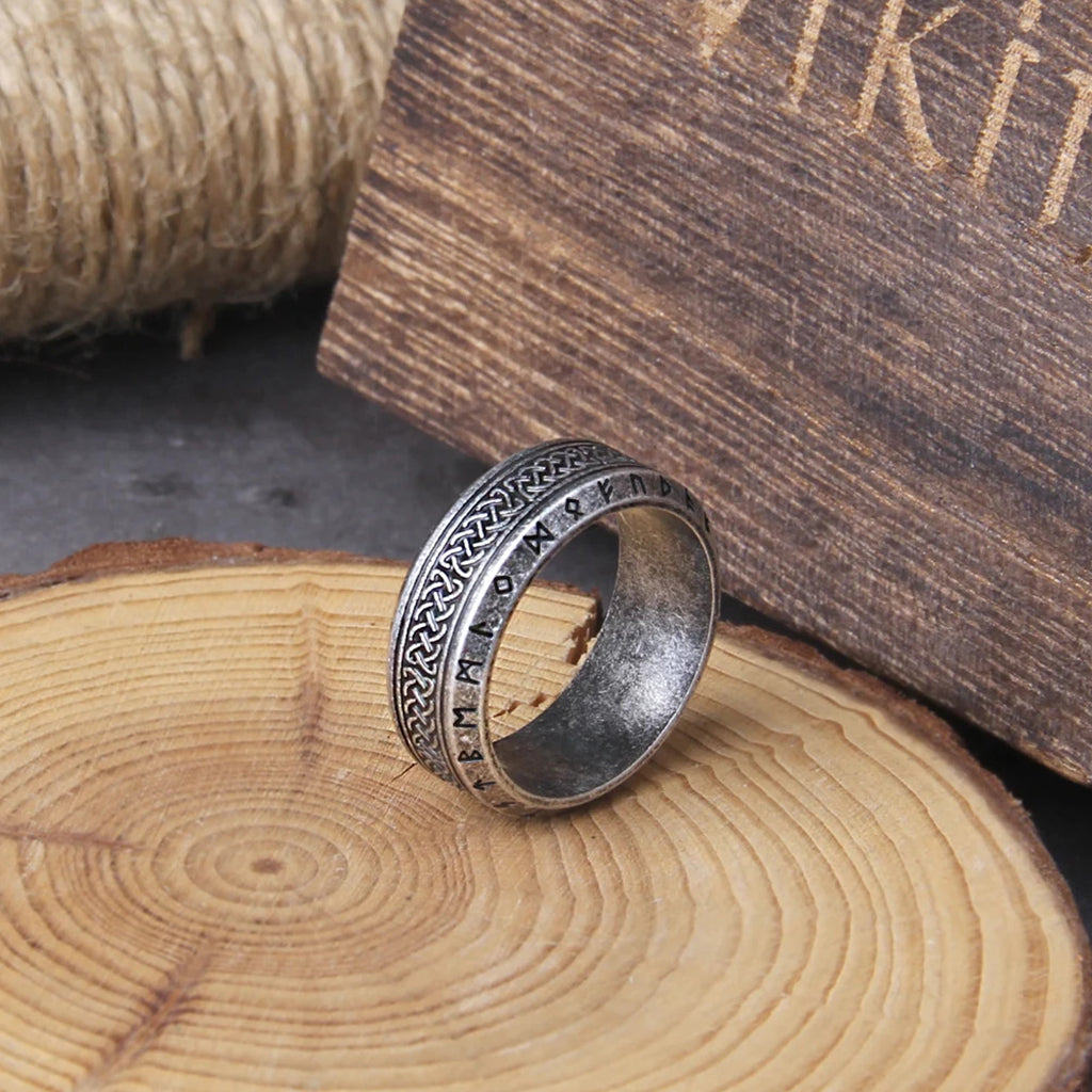 Nordisk ring med vinklade kanter, utsmyckad med flätat mönster och runtecken
