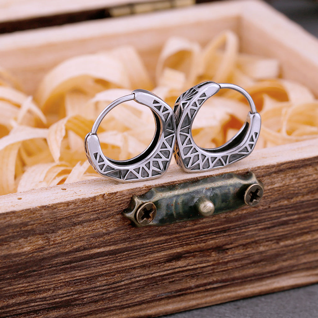 Fornnordiska ring-örhängen för män dekorerade med raka linjer