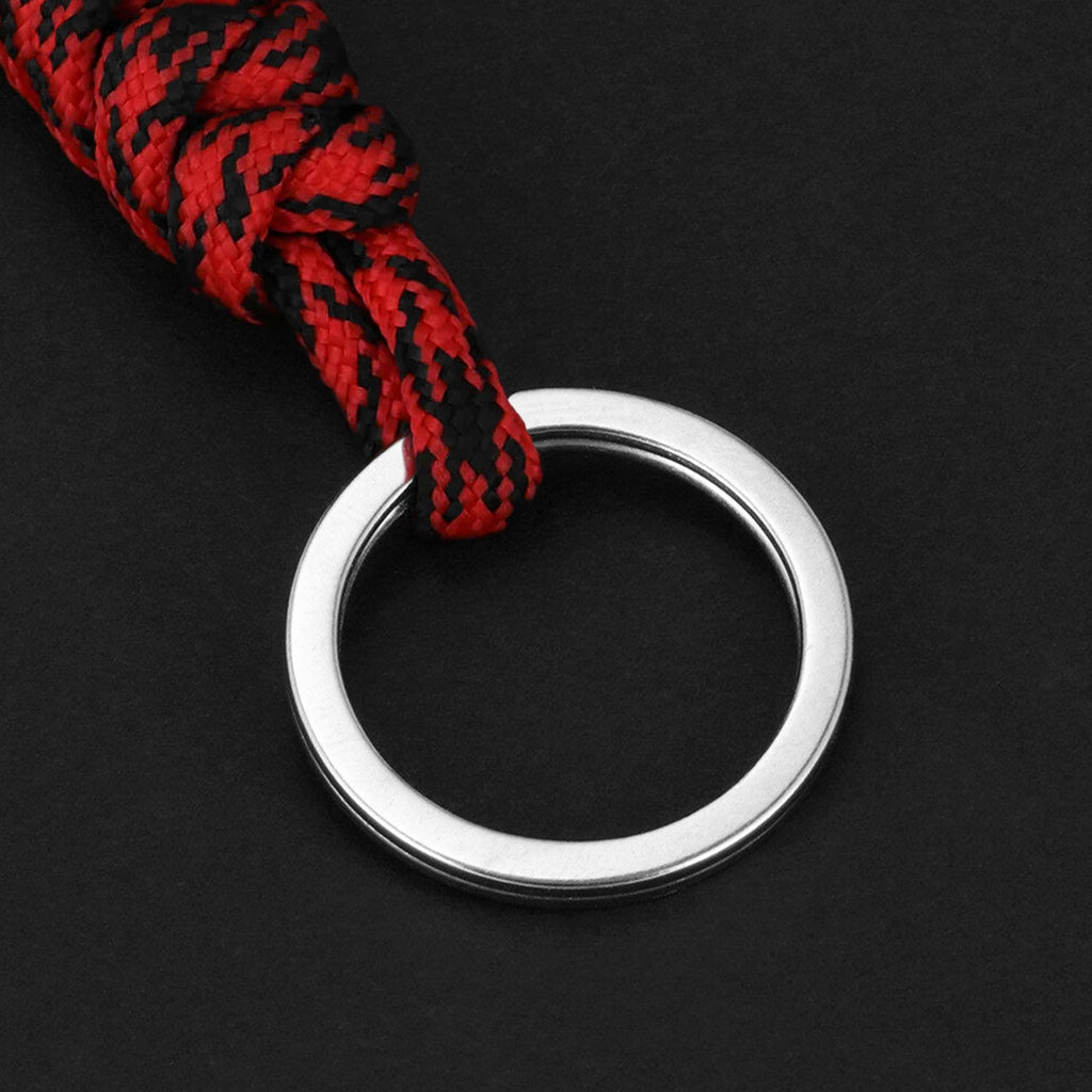 Fornnordiskt nyckelband flätat av röd paracord