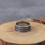 Vikingatida herr-ring med ornamentik i Urnesstil