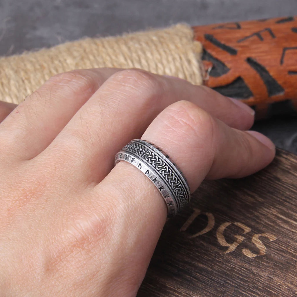Silvergrå vikingaring med knutmönster och runskrift – tidlöst smycke inspirerat av vikingatiden