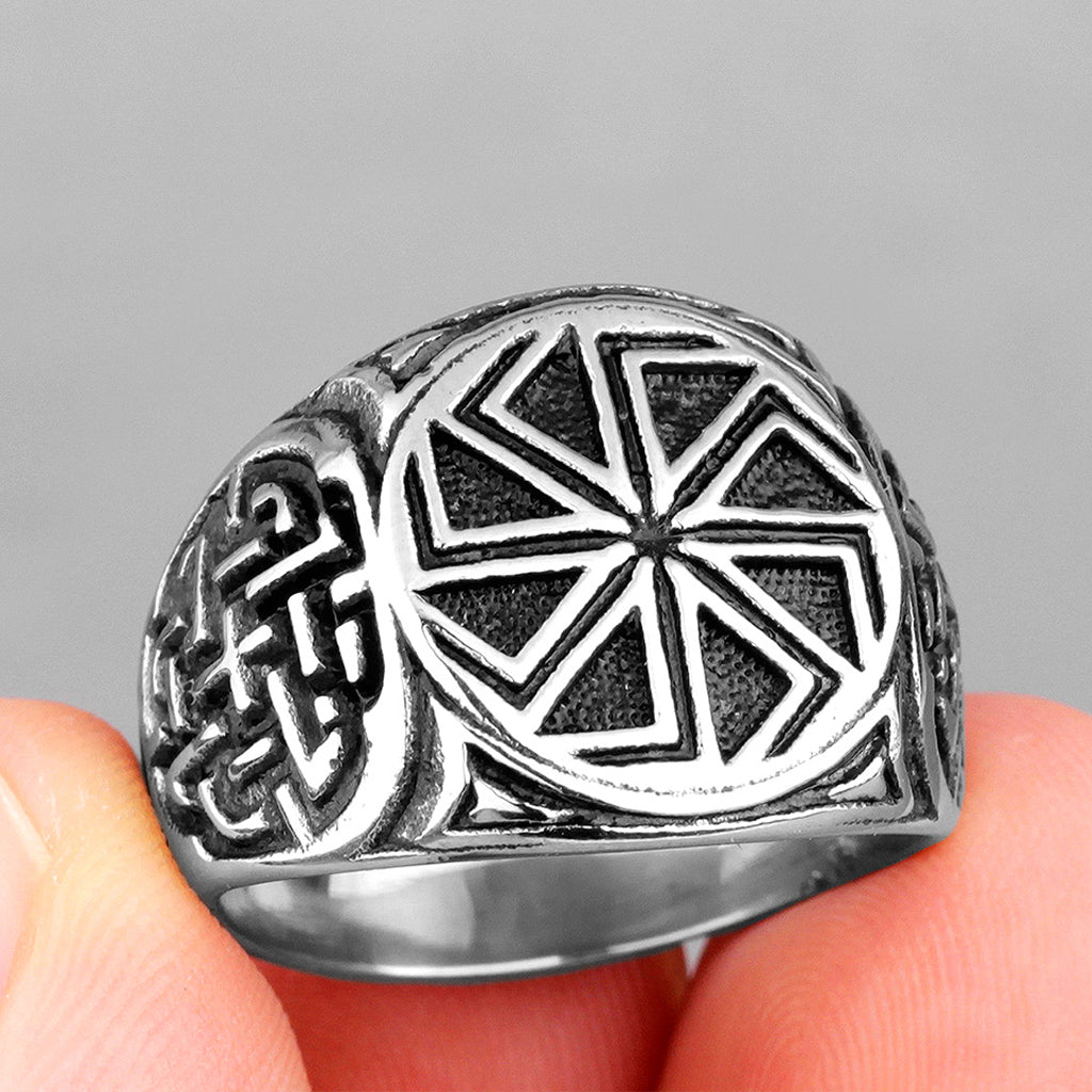 Vikingatida ring i stål med slavisk solsymbol