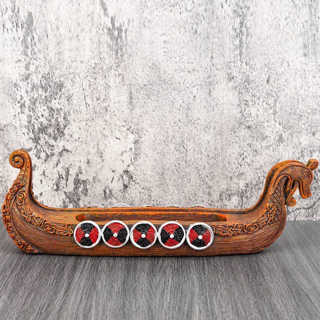 Snapsglashållare i form av ett klassiskt vikingaskepp med drakhuvud längst fram
