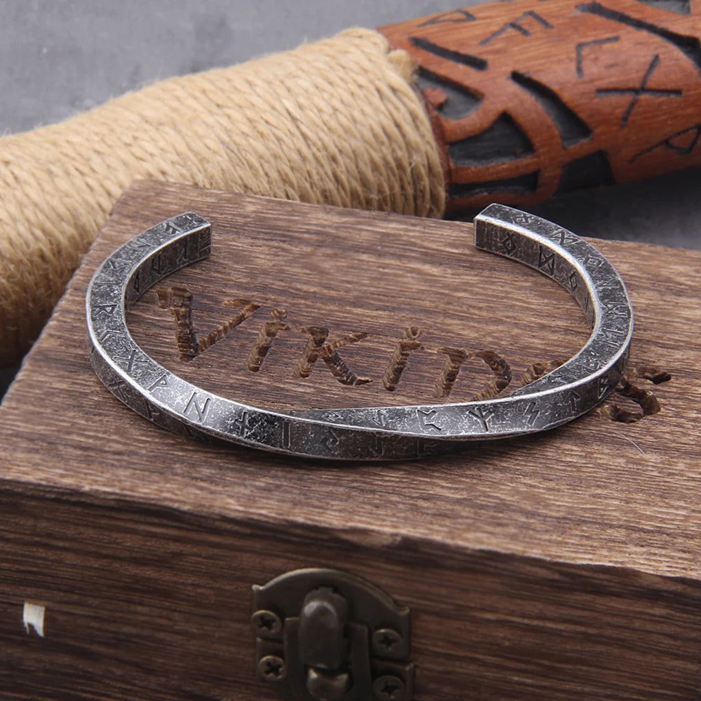 Spiralformad antik armring dekorerad med autentiska runor