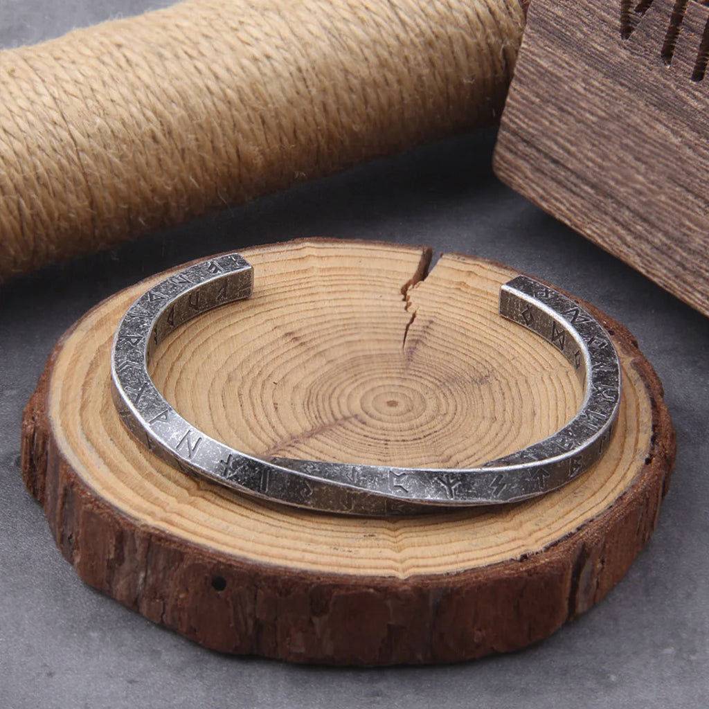 Spiralvridet cuff-armband med runskrift – justerbart vikingasmycke i antik metallfinish