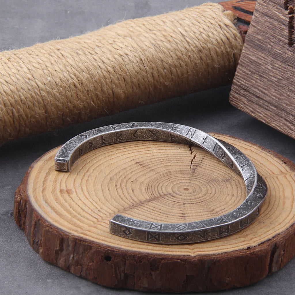 Tvinnad viking armring med ingraverade runor, tillverkad av gråfärgat stål