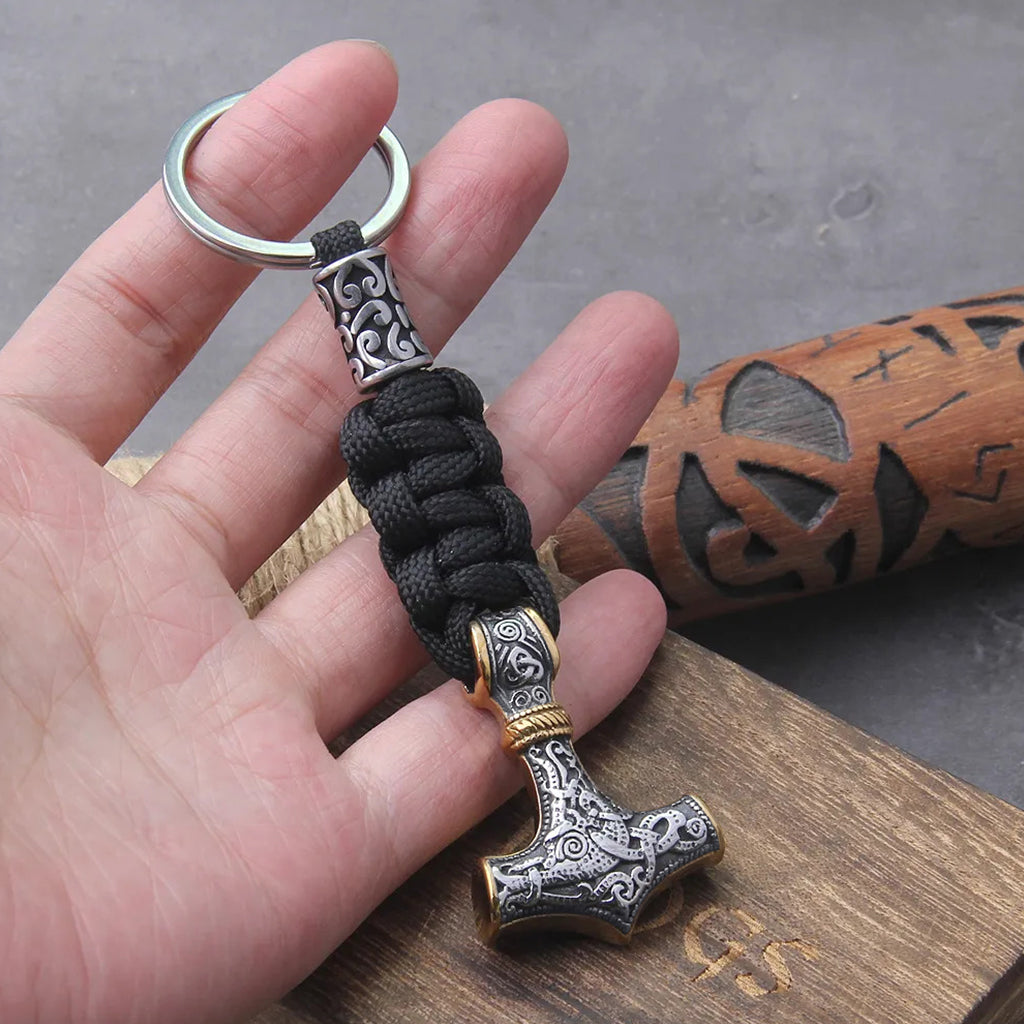 Nyckelring föreställande vikingatida amulett