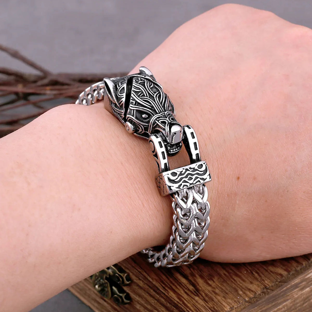 Viking armband av stål med platta länkar som visar ett dubbelt V-format mönster