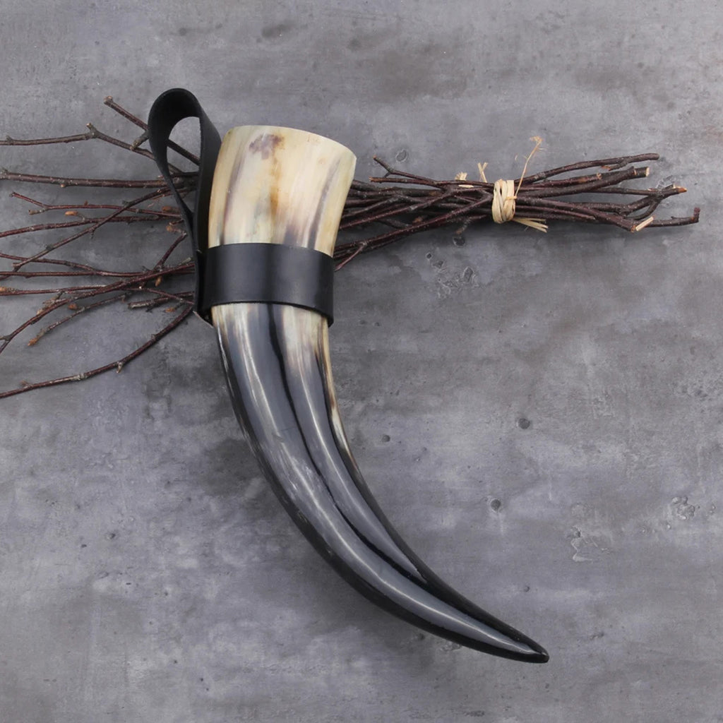 Viking dryckeshorn av äkta oxhorn med svart bälteshållare i läder