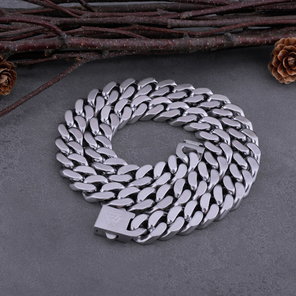 Bred curb-kedja i stål med gravyr i form av viking symbolen valknut