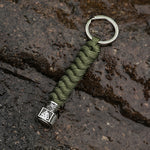 Militärgrönt paracord nyckelband med stålfärgat vikingasmycke