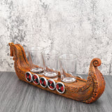 Handmålad vikingabåt med tre små glas för alkohol
