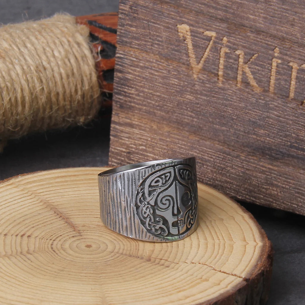 Vikingaring av rostfritt stål med den nordiska dödsgudinnan Hel