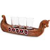 Träfärgad vikingaskepp prydnad med tre små glas för alkohol