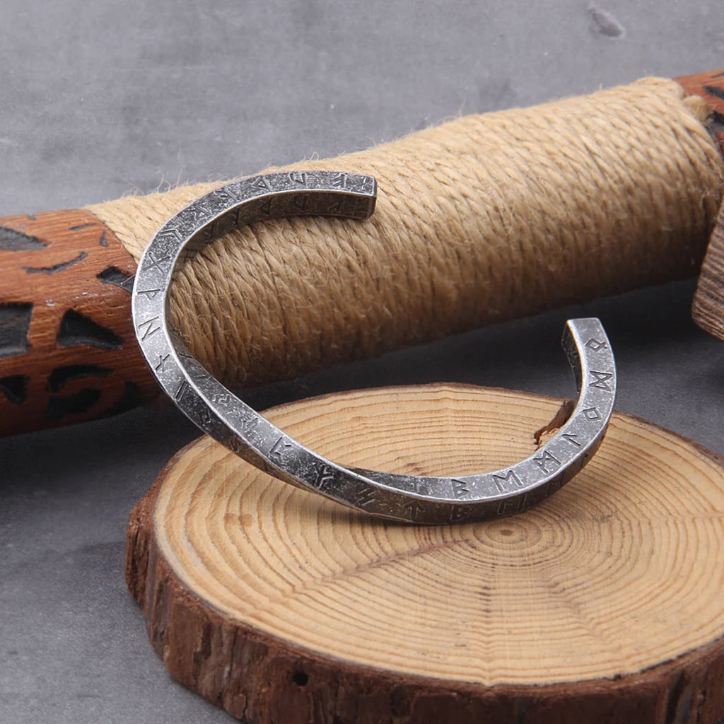 Vintage manschettarmband med runtecken på varje sida