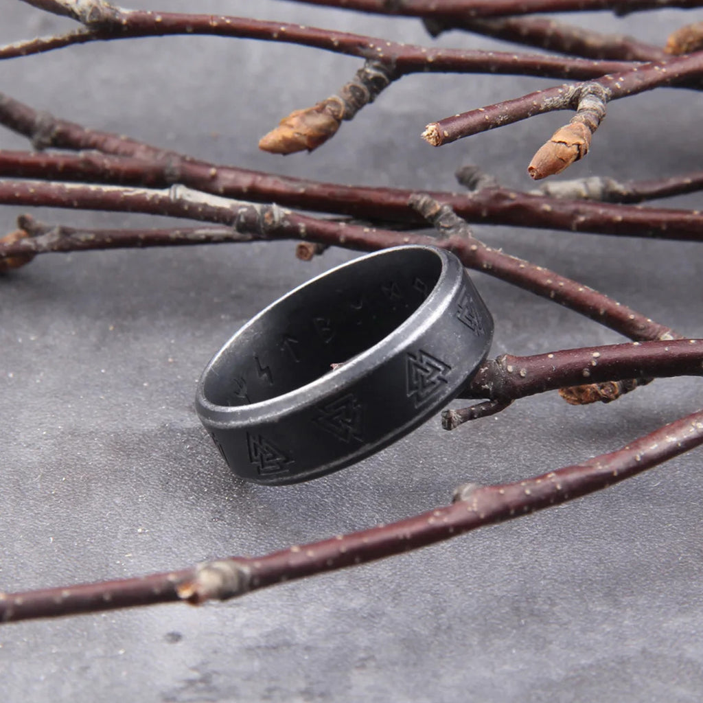 Vintage valknut ring av rostfritt stål med ristade runor på insidan